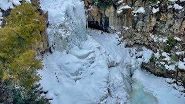 Frozen Waterfalls, Wildlife Footprints and Stunning Views on the Lava Creek Trail